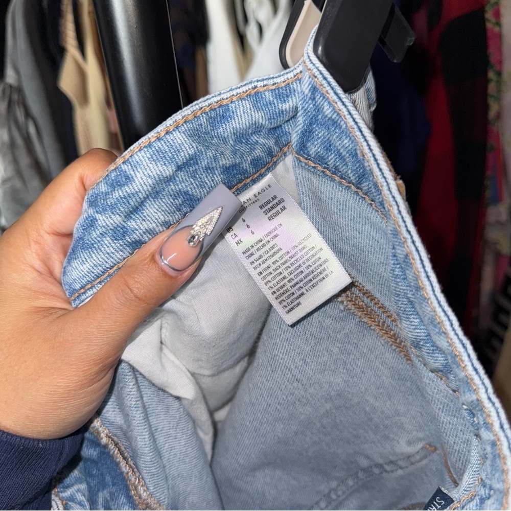 American Eagle Mom Jean Blue Light Wash Distressed Womens Size 6 EUC - Picture 8 of 13